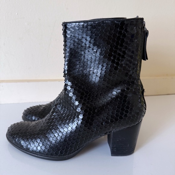 ECCO SHAPE SCULPTED MOTION 55 BOOT ANKLE SNAKE PRINT WOMENS BLACK  SZ 38 - Picture 1 of 9